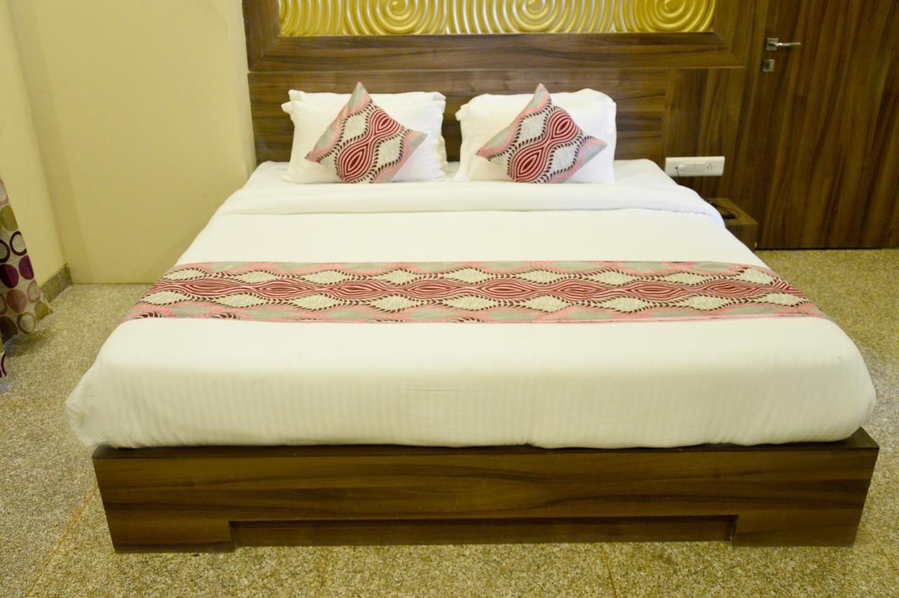 Hotel Neelam Paradise Dźajpur Zewnętrze zdjęcie